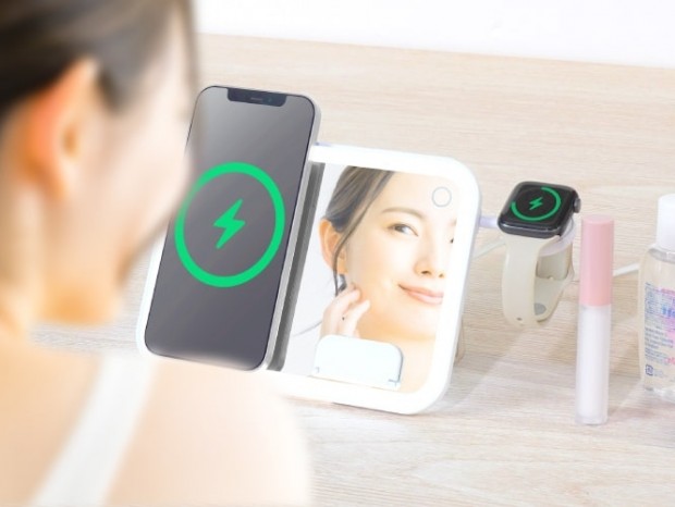 サンコー、身だしなみチェックとアップル3種デバイス充電ができる「3in1ワイヤレスチャージャー」