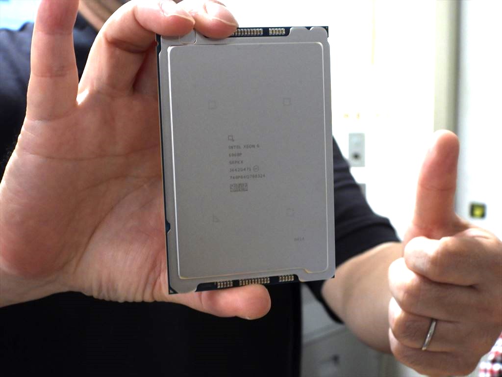 CPU momo AMDが7nmプロセス・最大64コアのデータセンター向けCPU「Rome」と7nm