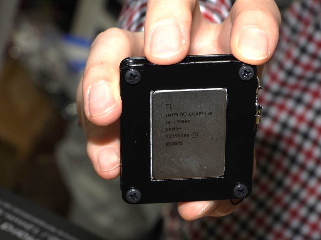 希少な現物CPUで作ったキーホルダー、サイドピンの'intel i486 SX