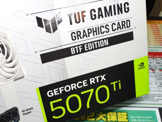 TUF-RTX5070TI-O16G-BTF-WHITEパッケージ