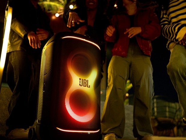 バレーボールコート2面分をカバーする大音量ワイヤレススピーカー「JBL PartyBox 520」が約12万円で発売