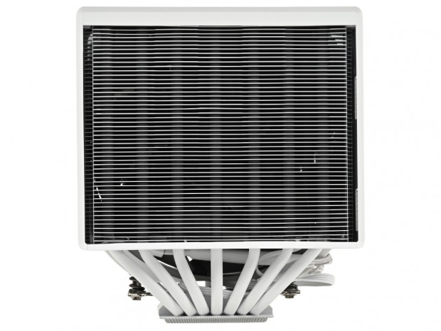 TDP300Wを冷やし切る！ベイパーチャンバー採用の白いハイエンド空冷