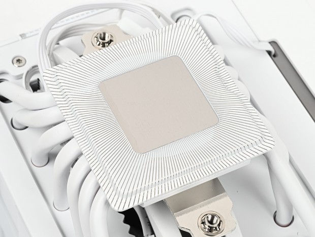 TDP300Wを冷やし切る！ベイパーチャンバー採用の白いハイエンド空冷
