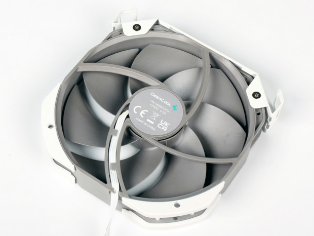 TDP300Wを冷やし切る！ベイパーチャンバー採用の白いハイエンド