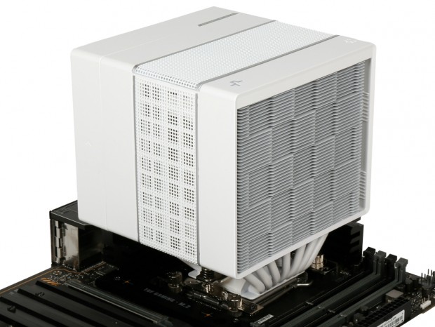 TDP300Wを冷やし切る！ベイパーチャンバー採用の白いハイエンド