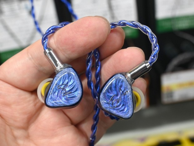 アキバ取材班) 藍井エイルさんとコラボしたハイブリッドイヤホン