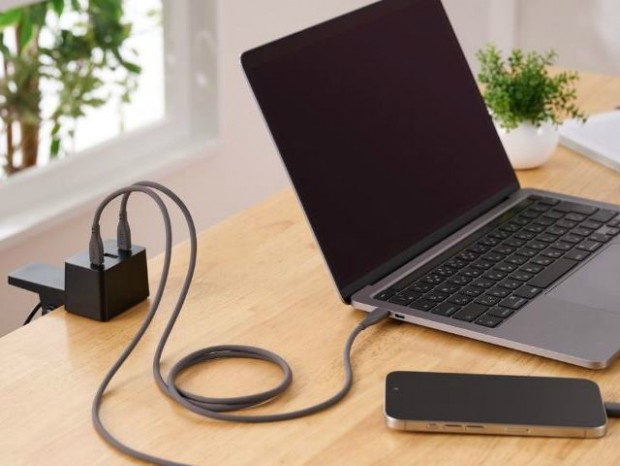 テーブルやベッドに挟んで使えるクリップ固定式USB充電器がエレコムから