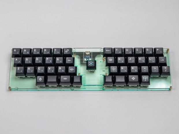 ドライバー1本で組み立て可能なコンパクトキーボードの自作キット