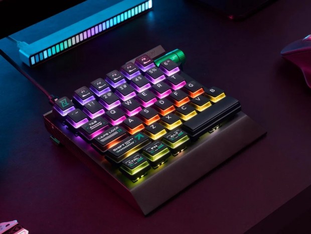 磁気スイッチを搭載した8,000Hz対応のハーフサイズキーボード、Lemokey