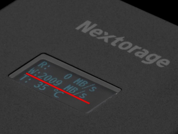 転送速度や温度などのステータスが確認できる、Nextorage「見えるSSD」一般販売開始