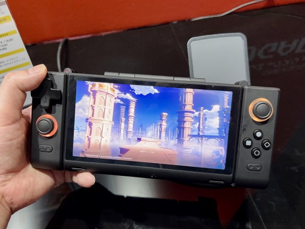 TGS2025) ガチャガチャ変形が楽しい2画面ハンドヘルドゲーム機