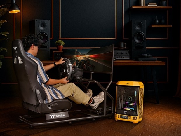 Thermaltake、税込約6万円の本格レーシングコックピット「GR300」本日発売