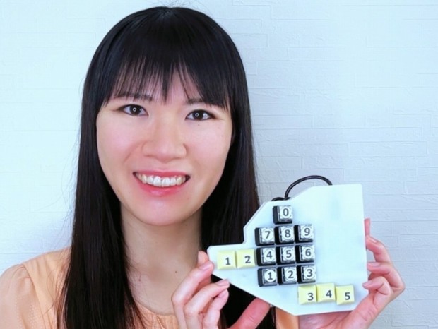 「お世話になっております」など定型文を一発入力できる左手デバイス「らくらくキーボード」