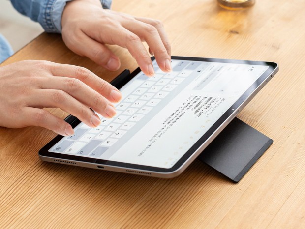 コンパクトに折りたたんで持ち運べるタブレットスタンドがサンワサプライから