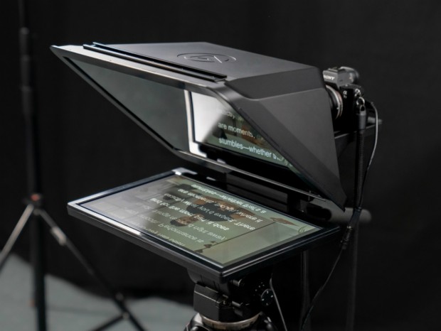 業務用テレプロンプター プロンプター 遠くからでも文字が見やすい。15.6型液晶採用の大型テレプロンプター