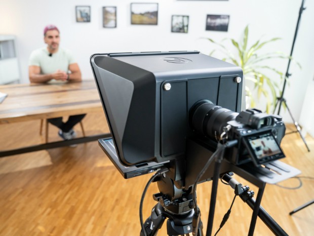 遠くからでも文字が見やすい。15.6型液晶採用の大型テレプロンプター、Elgato「Prompter XL」国内発売決定
