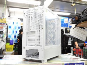 Antec「FLUX」