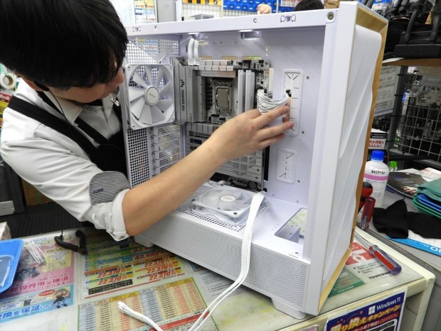 スタッフ厳選パーツPC組み立て中