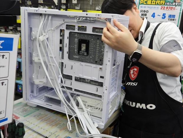 スタッフ厳選パーツPC組み立て中