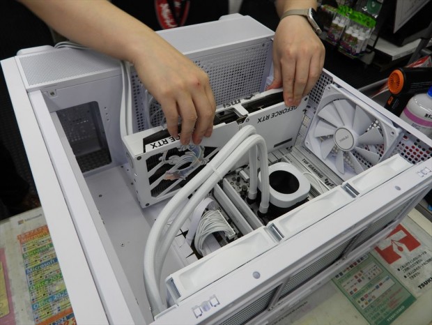 スタッフ厳選パーツPC組み立て中
