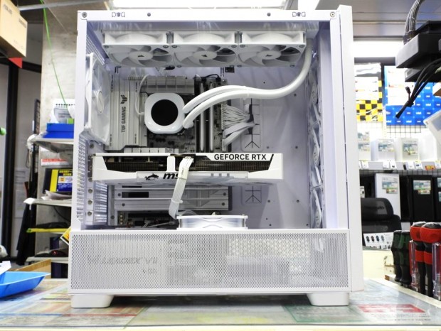 スタッフ厳選パーツPC組み立て中