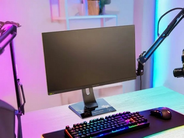 漆塗りと蒔絵でゲーミング液晶を彩る「輪島漆蒔絵入り台座」が