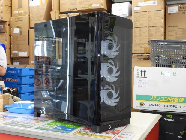 アキバ取材班) 曲面強化ガラス採用PCケース、CORSAIR「FRAME 4500X」の