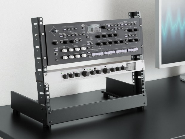 AV機器やネットワーク機器が収納できる、オープンタイプの傾斜付き卓上用ラック