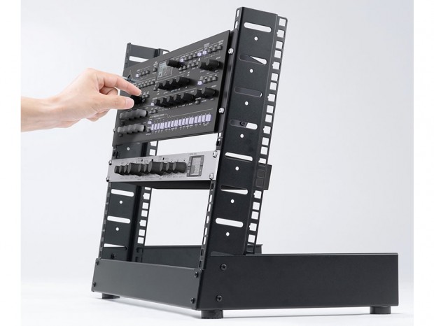 AV機器やネットワーク機器が収納できる、オープンタイプの傾斜付き卓上用ラック