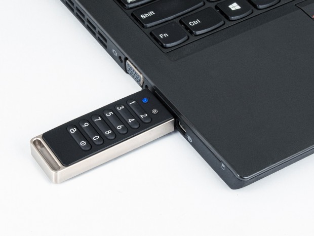 物理セキュリティボタンを備えたUSBメモリ、「Lock U」シリーズがセンチュリーから