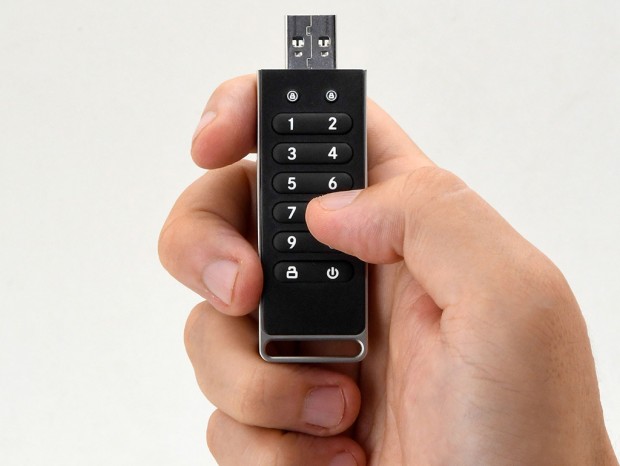 物理セキュリティボタンを備えたUSBメモリ、「Lock U」シリーズがセンチュリーから