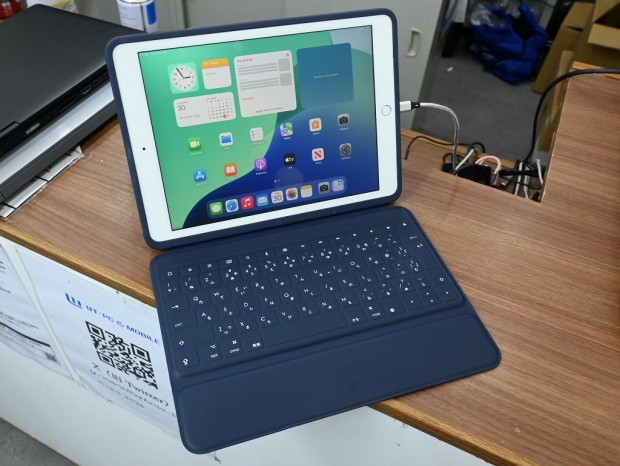 お買い得中古品情報) キーボードカバー付き「iPad (第7世代)」の