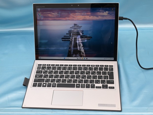 お買い得中古品情報) 3K液晶搭載でLTE対応のキーボード付き2-in-1