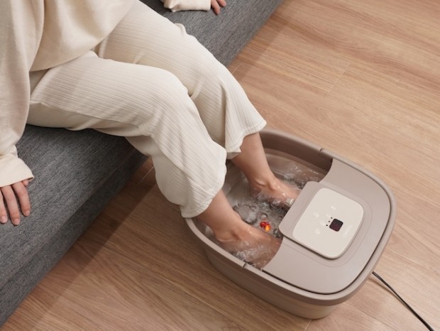 自宅でお手軽に足湯が楽しめる、足裏ローラーやバブル機能もついた