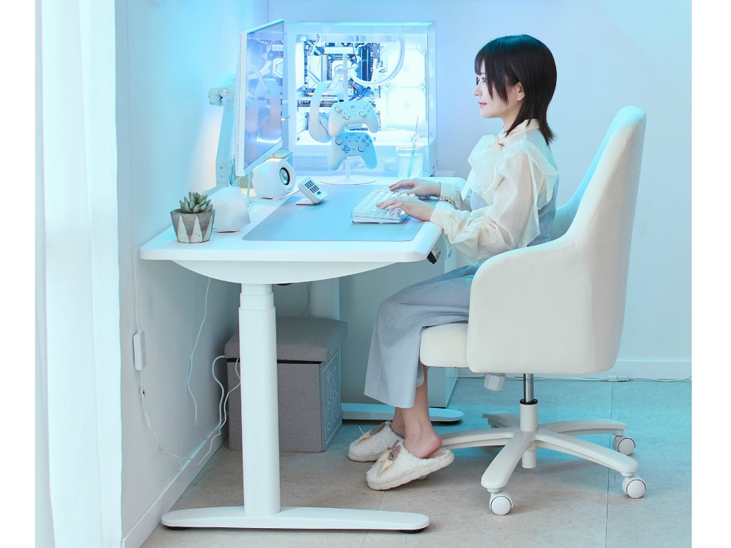 スタンディングデスクにもなるホワイト色の電動昇降式ゲーミングデスク