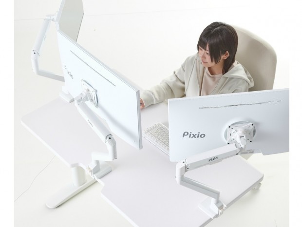 スタンディングデスクにもなるホワイト色の電動昇降式ゲーミングデスク