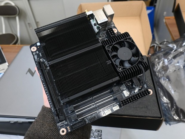 アキバ取材班) Ryzen 9 7945HX3Dオンボードの「BD790i X3D」など