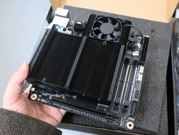 アキバ取材班) Ryzen 9 7945HX3Dオンボードの「BD790i X3D」など