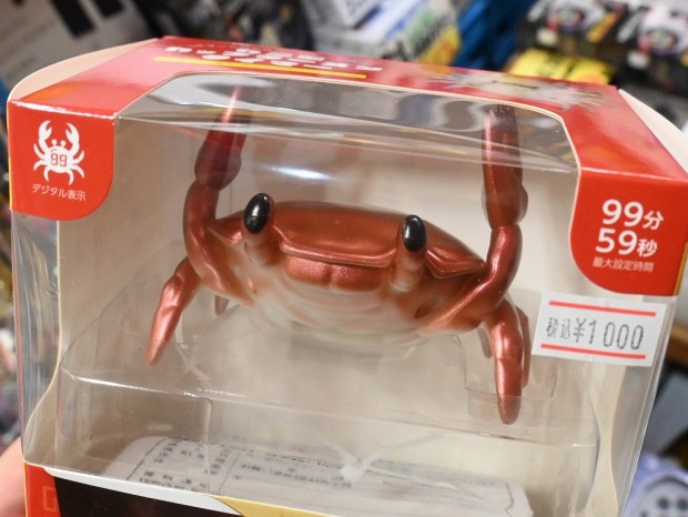 アキバ取材班) カップ麺のフタを押さえつつ箸も持ってくれる「カニ型