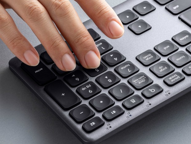 3台のマルチペアリングに対応するBluetooth＋2.4GHz対応ワイヤレスキーボード