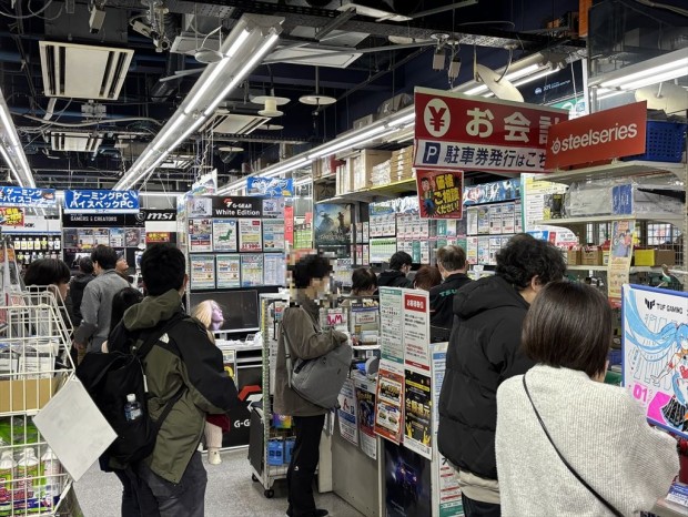 メモリ高騰の影響で買い物客がショップに殺到