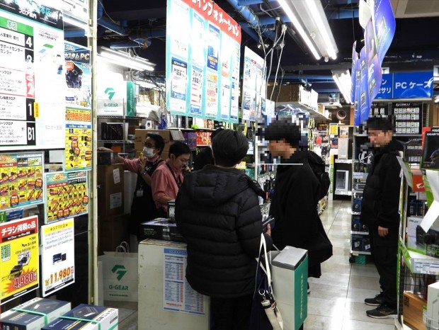メモリ高騰の影響で買い物客がショップに殺到