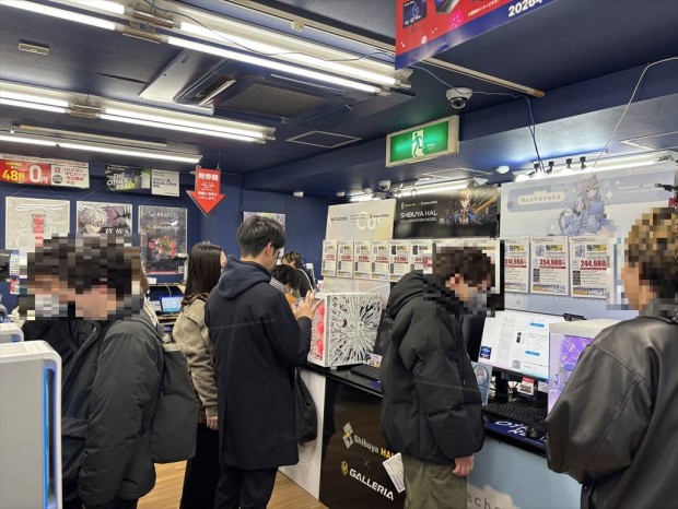 メモリ高騰の影響で買い物客がショップに殺到