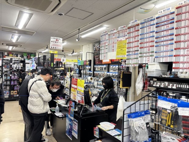 メモリ高騰の影響で買い物客がショップに殺到
