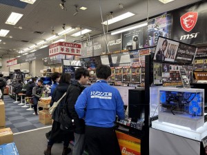 メモリ高騰の影響で買い物客がショップに殺到