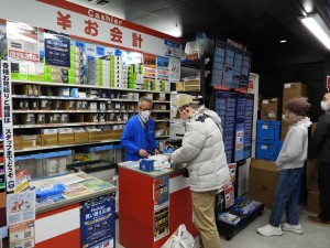 メモリ高騰の影響で買い物客がショップに殺到