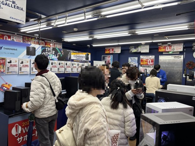 メモリ高騰の影響で買い物客がショップに殺到