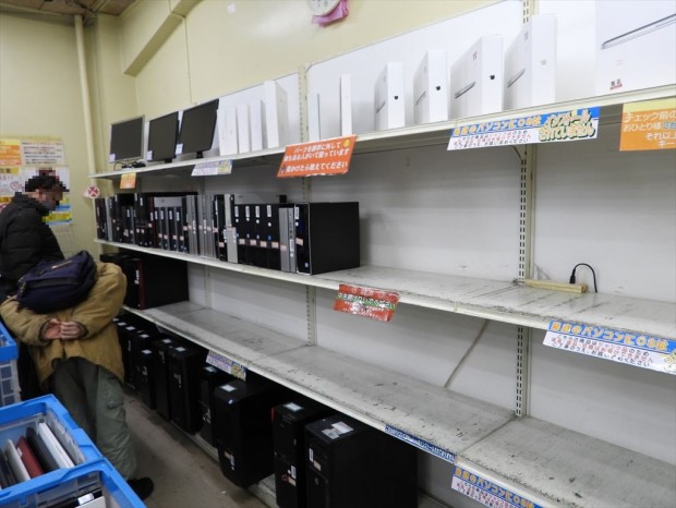 メモリ高騰の影響で買い物客がショップに殺到