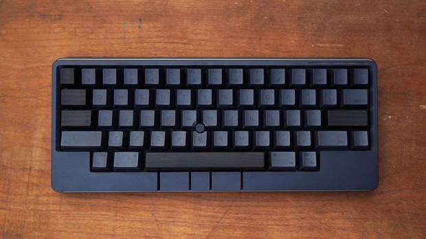 本体以上のプレミアム価格。高級木材の「縞黒檀」やアルミ素材を使用