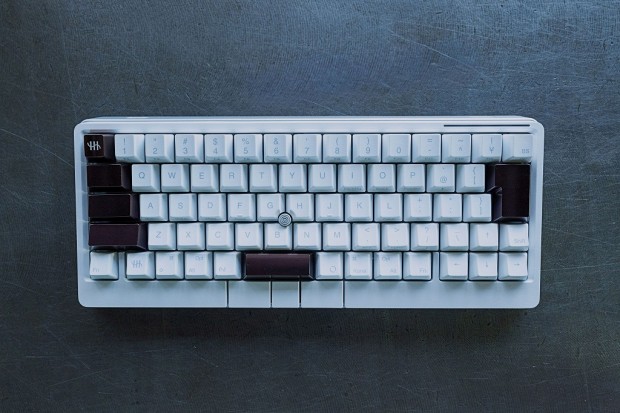 本体以上のプレミアム価格。高級木材の「縞黒檀」やアルミ素材を使用